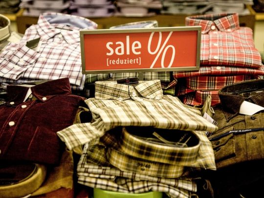 Одяг на розпродажу. Фото pixabay