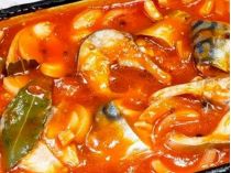 Маринована скумбрія в кетчупі 