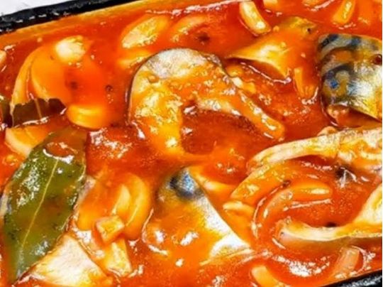 Маринованная скумбрия в кетчупе 