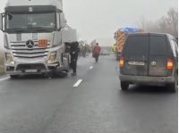 Автобус з вболівальниками грецького клубу викинуло на узбіччя, фото скріншот відео