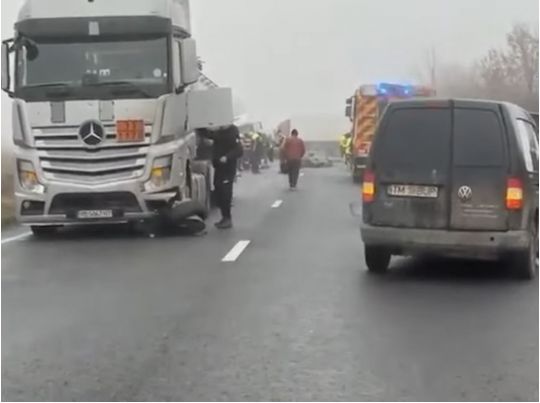 Автобус с болельщиками греческого клуба выбросило на обочину, фото скриншот видео