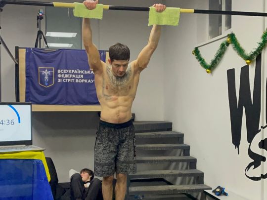Денис Бібіков під час фіксації рекорду