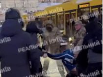 Потасовка в Киеве между людьми, ТЦК и полицией, фото скриншот видео