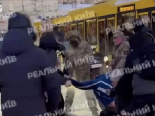 Потасовка в Киеве между людьми, ТЦК и полицией, фото скриншот видео