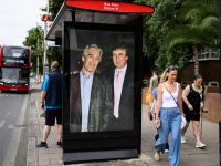 Фото Дональда Трампа та педофіла Джеффрі Епштейна на зупинці у США. Фото Getty Images 