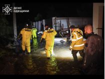 Майже добу рятувальники ліквідовують наслідки негоди в Одесі та Одеському районі, фото ДСНС