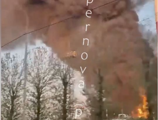У Ярославлі на НПЗ горить установка первинної переробки нафти, фото скриншот відео