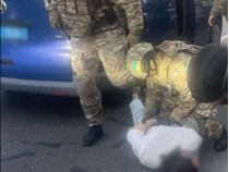 Водій відтяг чоловіка до узбіччя та поїхав з місця конфлікту, фото прокуратура
