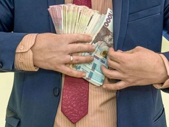 Гроші для чиновників. Фото із сайту https://argumentua.com/