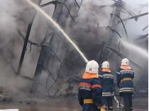 У Волгограді гасять пожежу після нічної атаки, фото з відкритих джерел