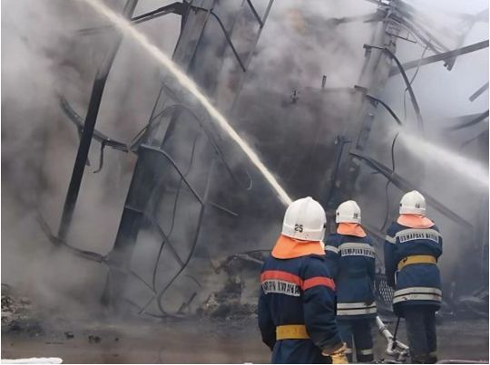 У Волгограді гасять пожежу після нічної атаки, фото з відкритих джерел