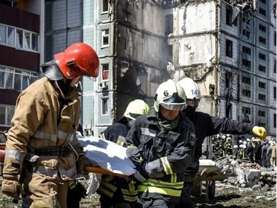 Спасатели выносят тела. Фото ГСЧС