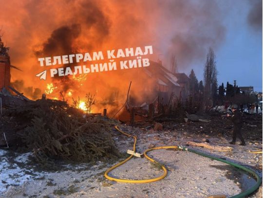 На Софиевской Борщаговке горят жилые дома, фото соцсети