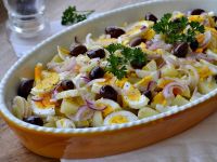 Картофельный салат с яйцами, оливками и луком: простой и вкусный рецепт, который точно вам понравится