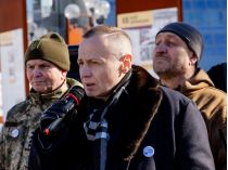 Андрій Пелюховський біля меморіалу