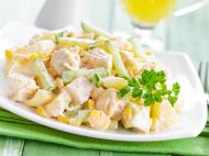 Салат з&nbsp;копченою куркою та&nbsp;кукурудзою: чудовий варіант і&nbsp;для звичайної вечері, і&nbsp;для святкової