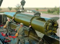 Момент зарядки ракеты «Искандер». Фото из открытых источников