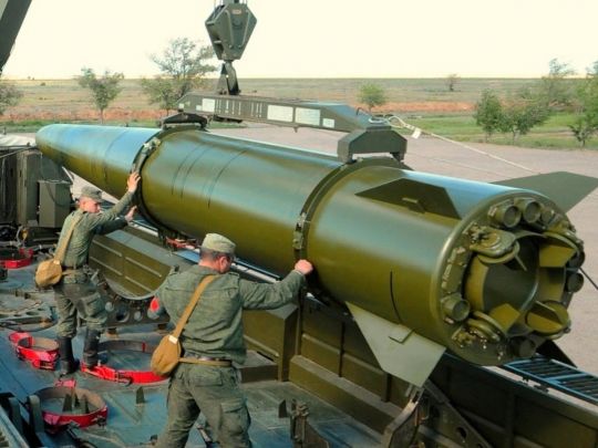 Момент зарядки ракеты «Искандер». Фото из открытых источников