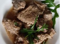 Куряча печінка з цибулею та часником