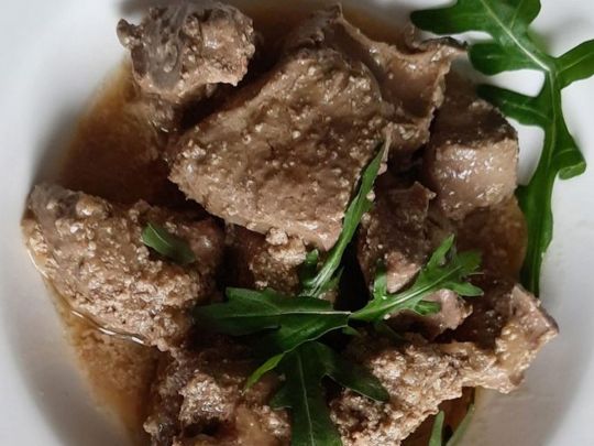 Куряча печінка з цибулею та часником