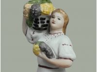 В. Покосовська. «Українка з виноградом». Баранівський фарфоровий завод. 1956
