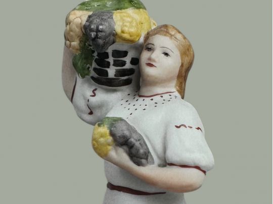 В. Покосовська. «Українка з виноградом». Баранівський фарфоровий завод. 1956