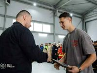 Максим Фомін отримує нагороду «Герой-рятувальник 2025 року