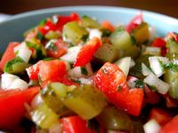 Салат из помидоров и маринованных огурцов с копченым сыром