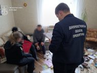 Дітей садили на&nbsp;ланцюг і&nbsp;морили голодом у&nbsp;Дніпрі: батьків-вихователів дитбудинку сімейного типу підозрюють у&nbsp;катуванні