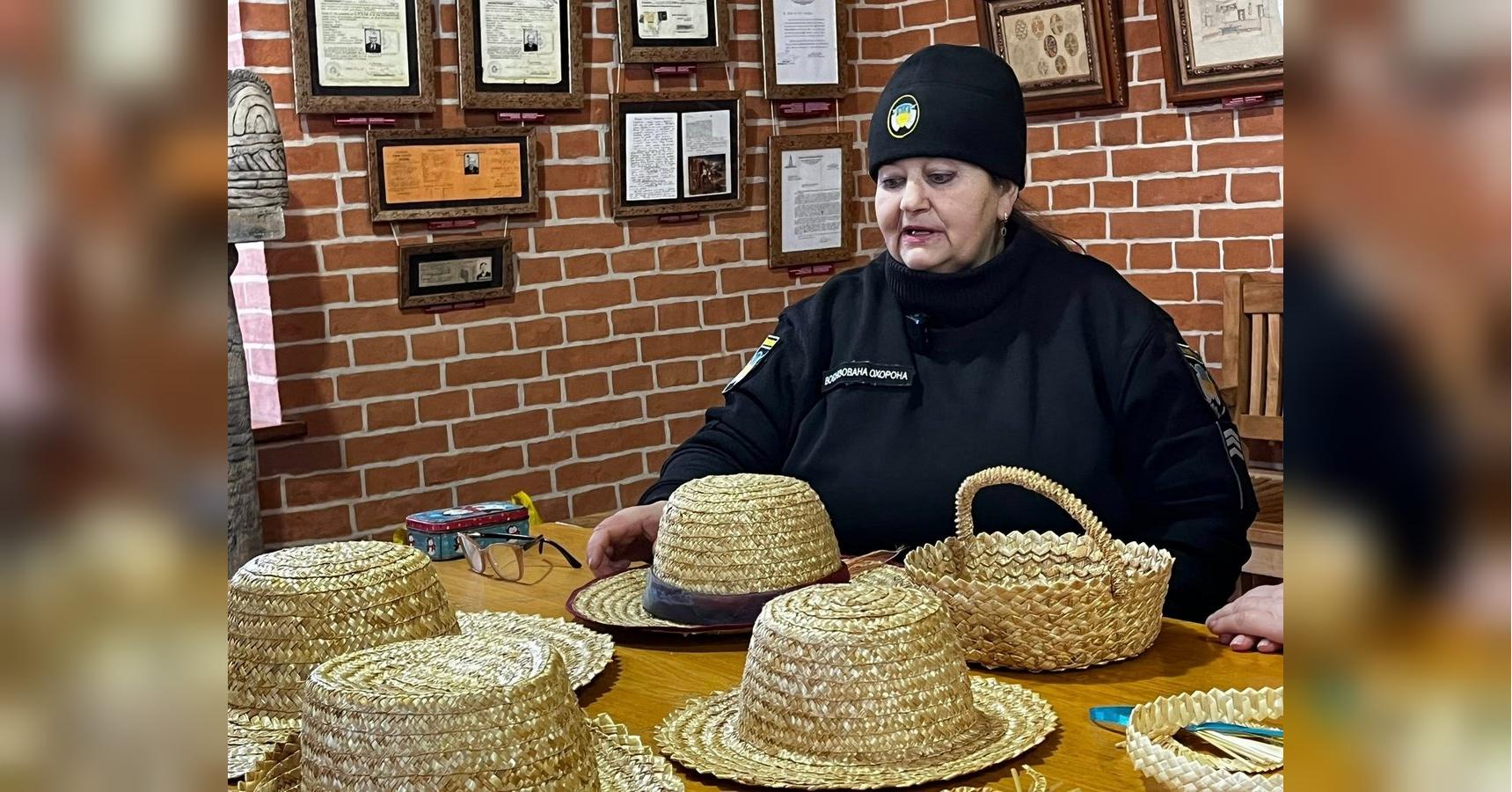 Бриль для майбутнього президента та віночок для принцеси: секрети майстрині солом’яних шедеврів з Опішні