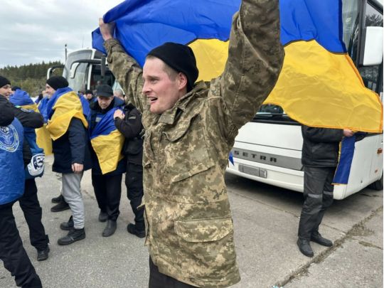 В Україну повернулися 300 захисників, фото ОП