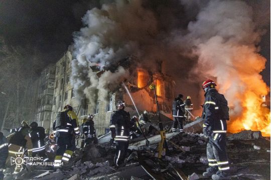 В Харкові балістика вдарила по житловій багатоповерхівці. Фото ДСНС
