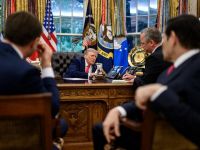 Дональд Трамп з радниками 