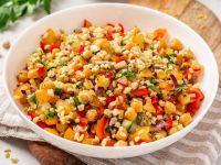 Овощной салат с огурцами на основе булгура