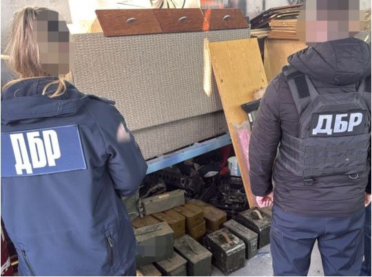 ГБР задержала группу военных, торговавших оружием, фото ГБР