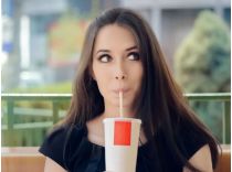 Дівчина п'є газовану воду, фото інтернет