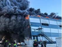 Під Києвом вирує масштабна пожежа на складах&nbsp;— Фото: ДСНС Києва
