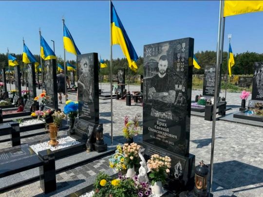 Пам’ятники загиблим військовослужбовцям на Затуринському кладовищі. Фото Суспільне Полтава