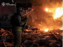 У Полтаві виникли пожежі, пошкоджено житлові будинки та готель, фото ДСНС