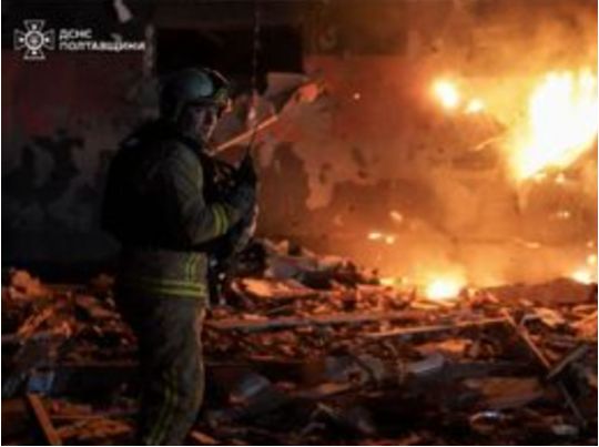 У Полтаві виникли пожежі, пошкоджено житлові будинки та готель, фото ДСНС