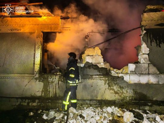 Ночью "Шахеды" россиян били по гражданским объектам и жилью. Фото ГСЧС