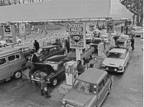автомобильная очередь на заправке во время дефицита горючего в 1973 году. Фото Getty Images