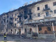 Росія вдарила по&nbsp;готелю у&nbsp;центрі Слов&rsquo;янська: жахливі кадри (фото)
