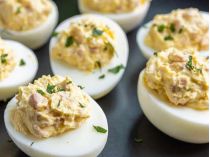 Фаршированные яйца с сыром