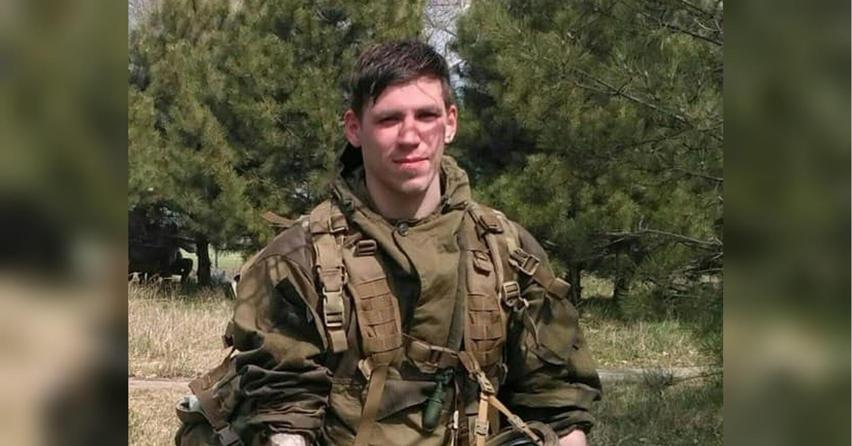 «Понад три роки урна з прахом сина зберігалася у нас вдома»: героя оборони Маріуполя поховали в день його народження