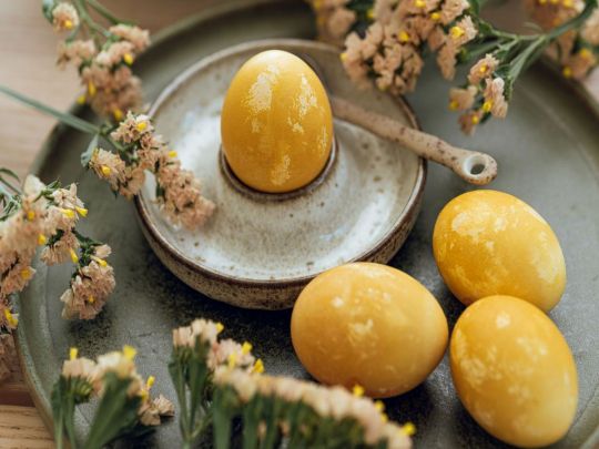 Яскраві крашанки куркумою