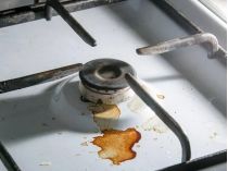 Грязная газовая конфорка. Фото Depositphotos.com