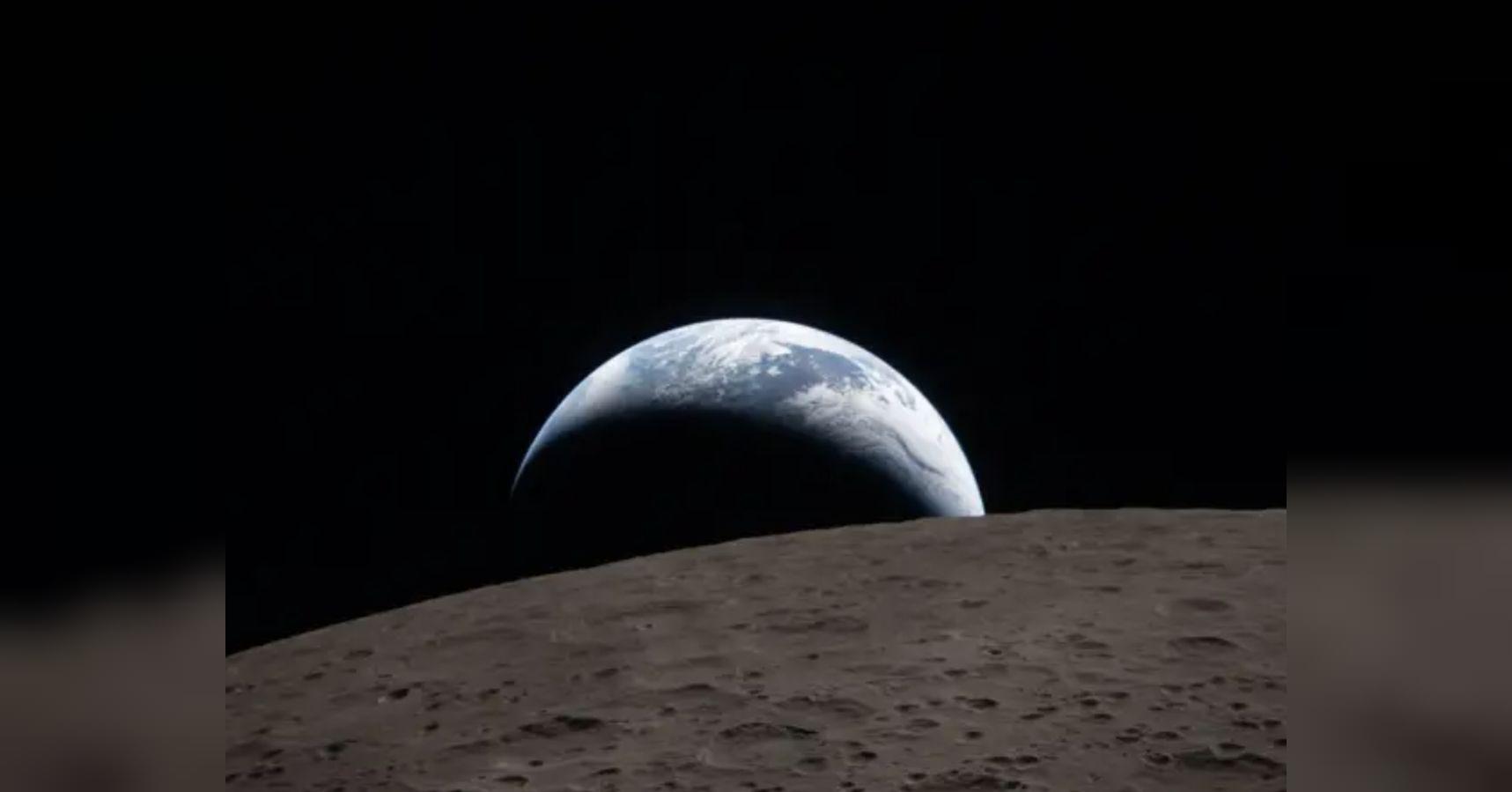 NASA показала перші фото з прольоту повз Місяць (фото)