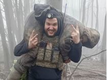 Український воїн ніс на собі окупанта, фото скриншот відео