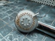 Как легко очистить душевую лейку от&nbsp;налета и&nbsp;восстановить сильный напор воды